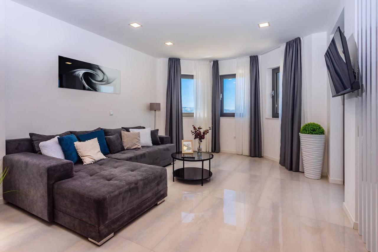 Villa Belvedere With Heated Pool, Billiards, Media Room, Sea Views,10 Pax Omiš Exteriör bild