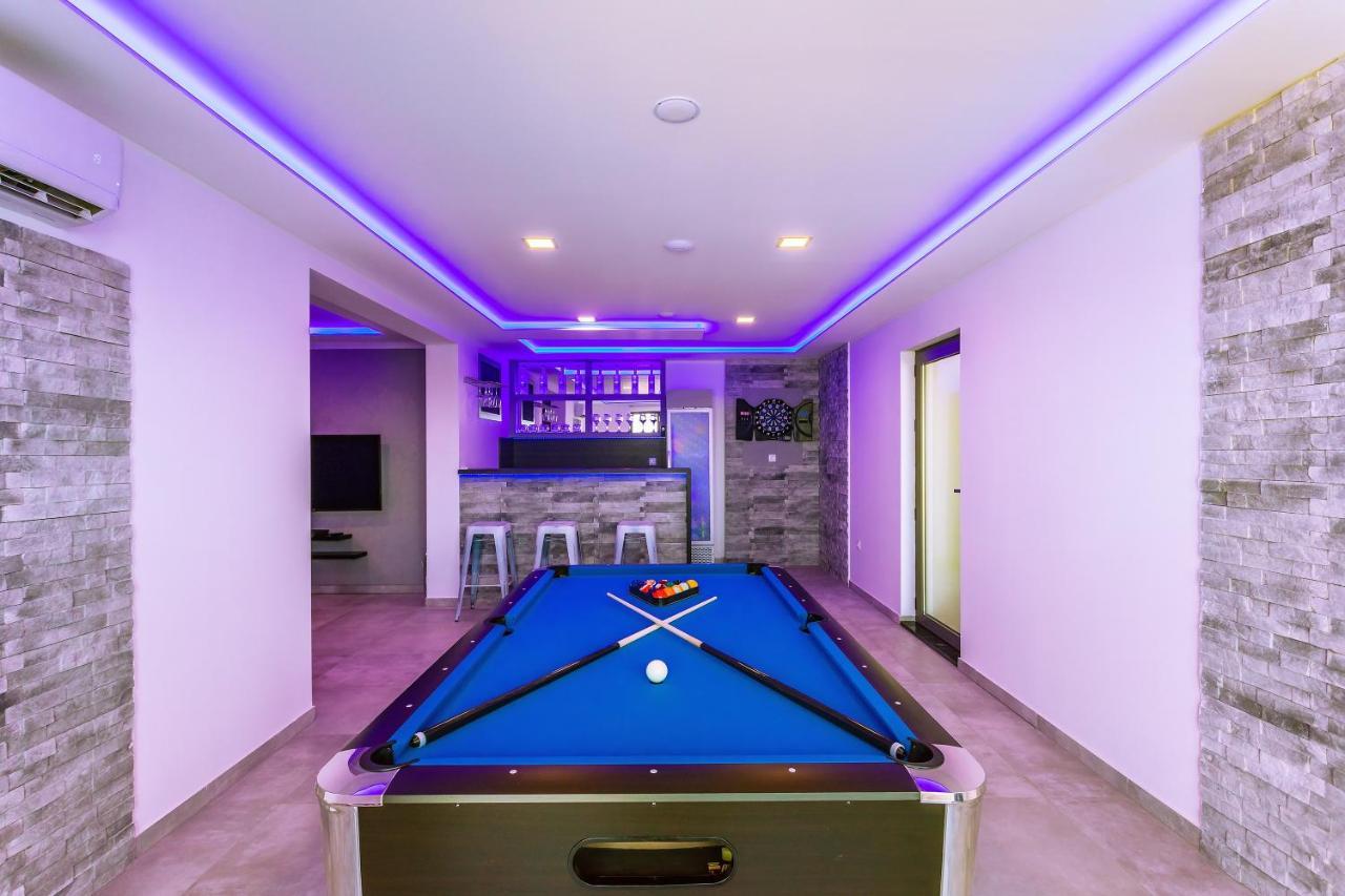 Villa Belvedere With Heated Pool, Billiards, Media Room, Sea Views,10 Pax Omiš Exteriör bild
